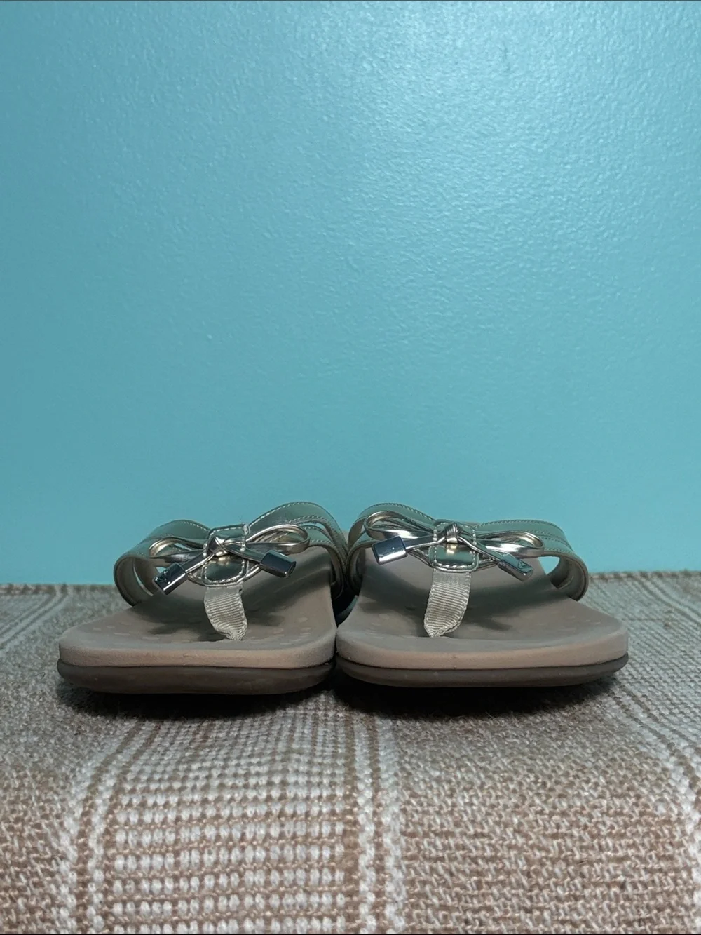 Women’s Vionic Bella X Toe Post Metallic Gold Flip-Flops with Bow. Size-7.5